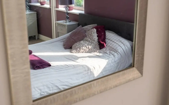 Modern Canalside City Townhouse - Parking & Garden