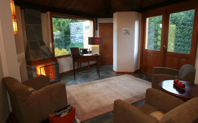 La Sirenuse Lake Resort
