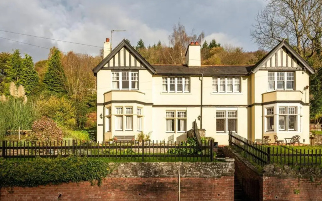 Beautiful 4-bed House in Monmouth