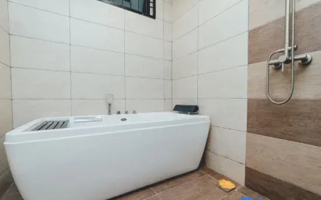 Molek Little Joy Studio 4pax Bathtub with Balcony
