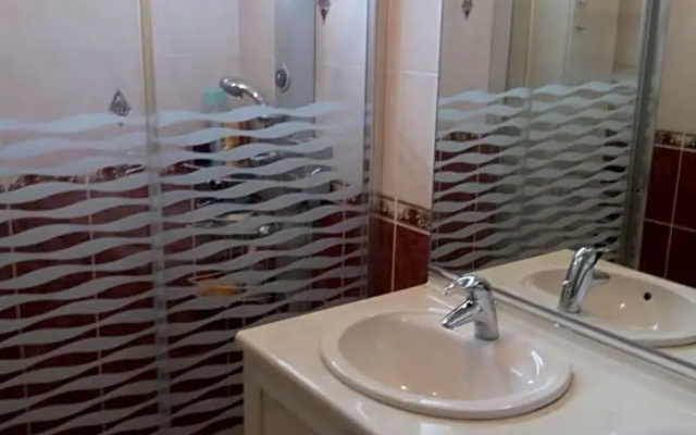 chez Myla chambre avec tv écran plat et salle de bain privative
