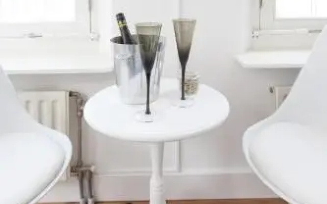 Jordaan Suite bed and bubbles