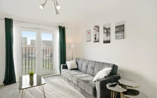 Stylish 2 bed Apt - Free Parking