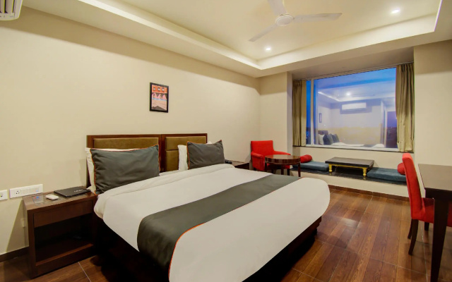 Oyo Townhouse  132 Hotel The Grand