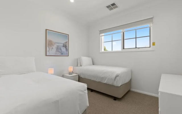 Elegant 3-bed Home From Sunny Glenelg Beach