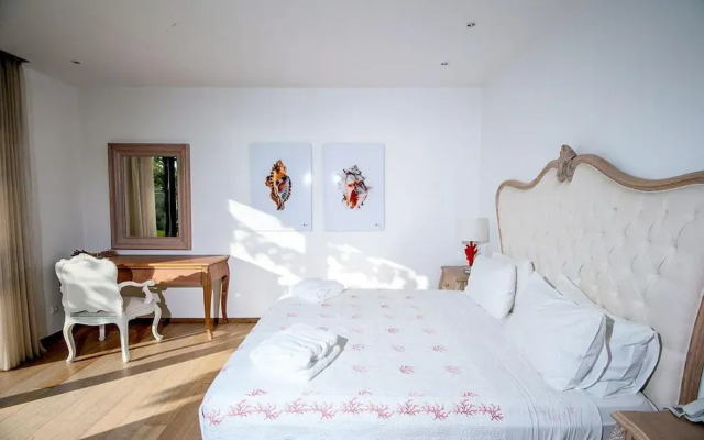 Beach Access 5 Bedroom Villa