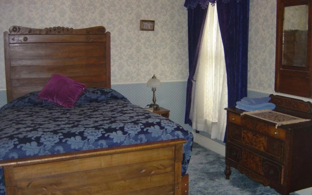 The Mine Shaft Inn Hotel & Hostel