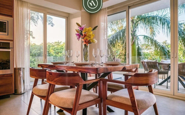 Luxury 2 BR Condo Near Golf Courses and Marina