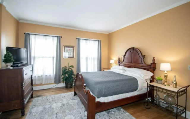 Looking Glass Inn