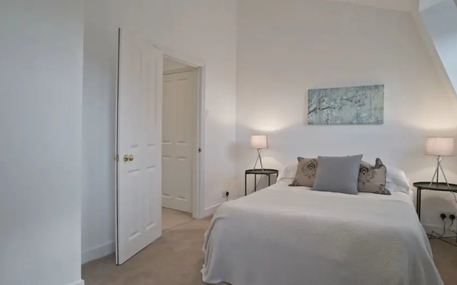 Lovely 5-bed House in London