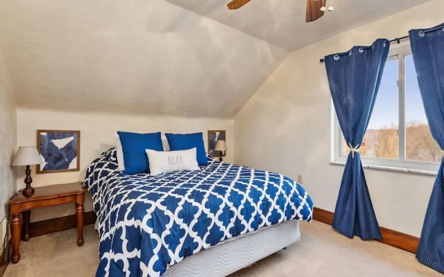 4BR Chalet with Seasonal Pool Hot Tub