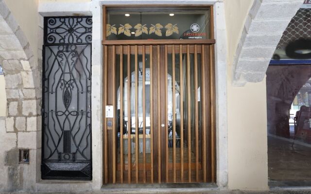 Отель Apartaments Plaça del Vi вид на фасад