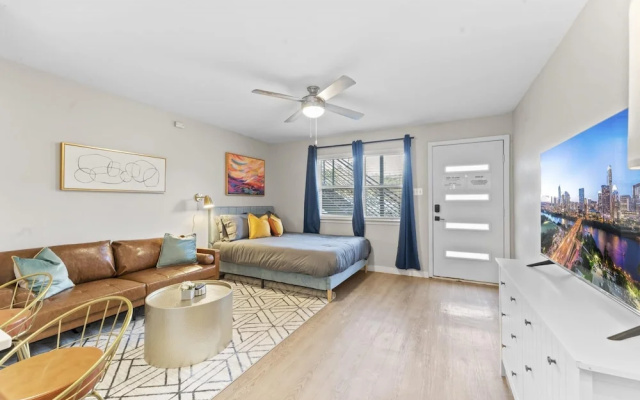 Charming Studio Close to Downtown and Domain