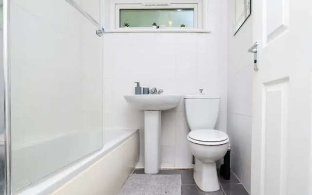 2 Bedroom Flat - Free Parking