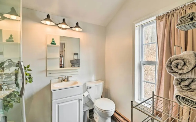 Chic Prattsville Studio w/ Private Hot Tub!
