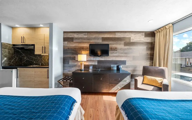 Auberge Shores Inn & Hotel
