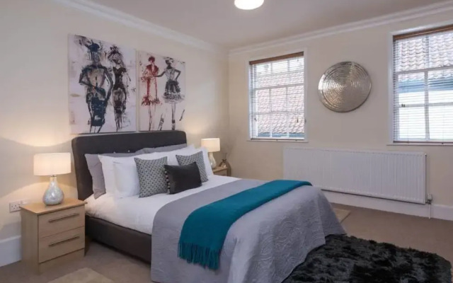 Superb Loft Apartment Steps Away From the Minster