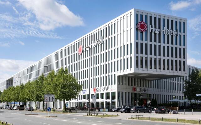 Отель Ramada Hotel & Conference Center München Messe Германия, Мюнхен - отзывы, цены и фото номеров - забронировать отель Ramada Hotel & Conference Center München Messe онлайн вид на фасад