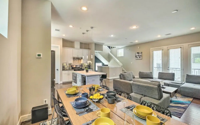 Stylish Houston Townhome ~ 3 Mi to Downtown!