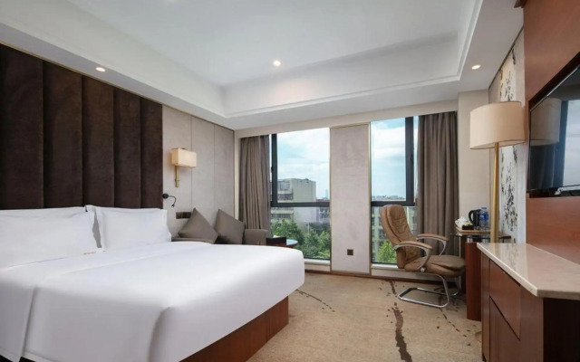 Shangyue Light Luxury Hotel (Changsha South Railway Station Desiqin Plaza)