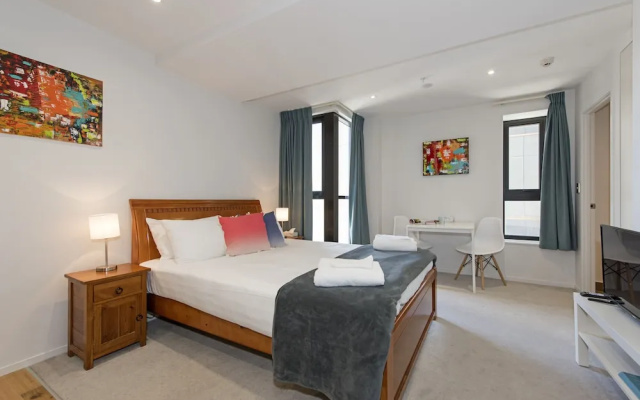 Colourful Bright Studio, Queens Resid, Pool & Gym