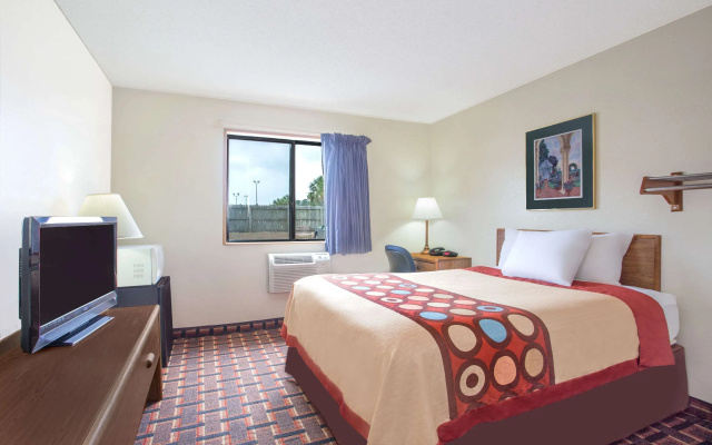Super 8 by Wyndham Douglas