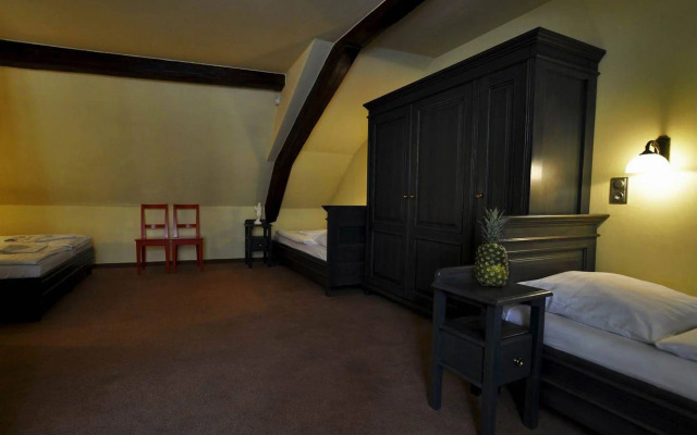 U Cervene zidle - Red Chair Hotel