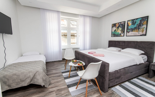 150sqm Apartment with 4 units! GREAT FOR GROUPS