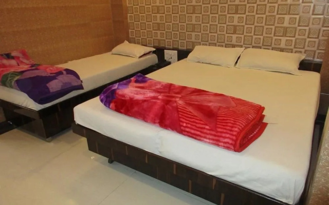 Hotel Saroja Palace