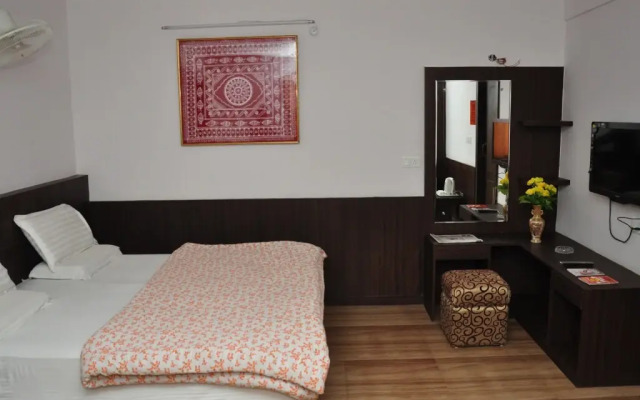 Hotel Travellers Paradise Naukuchiatal