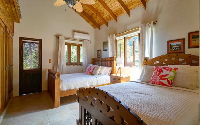 4BR Wood Mountain Villa Jarabacoa Heated Pool