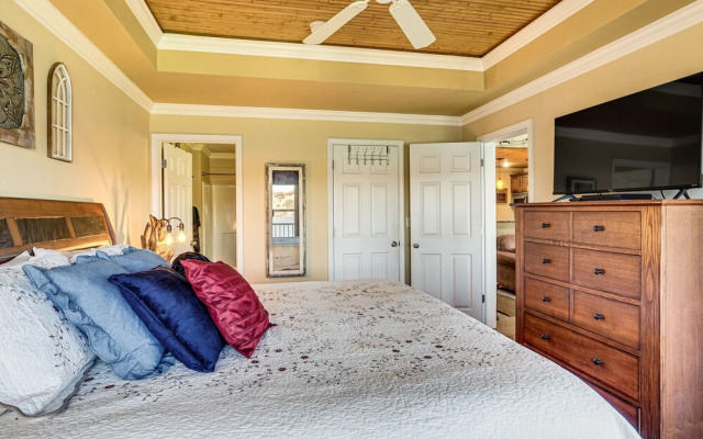 Lakefront Camdenton Condo: Grill & Community Pool