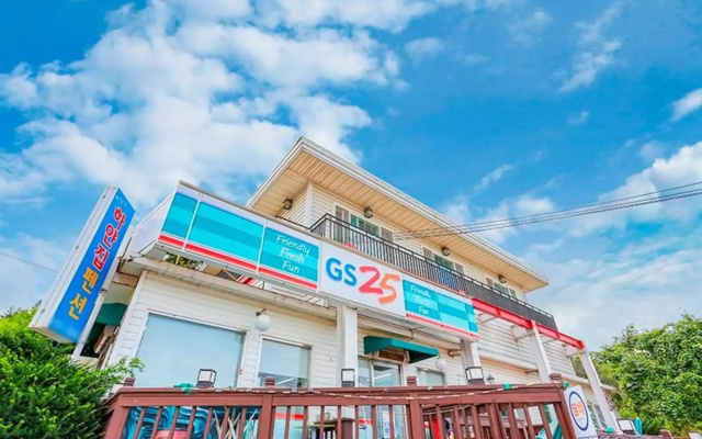 Seokmodo Beach White House Pension