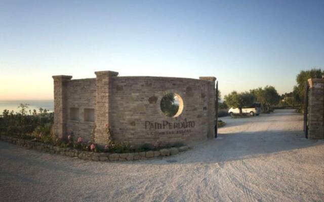 Отель Pamperduto Country Resort Потенца-Пичена вид на фасад