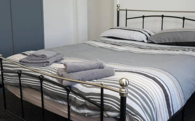 Hullidays - University Side Lg 4 bed House