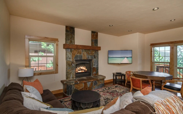 Stunning and Spacious in Truckee by RedAwning