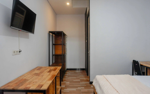 RedDoorz Plus Near Patung Kuda Undip