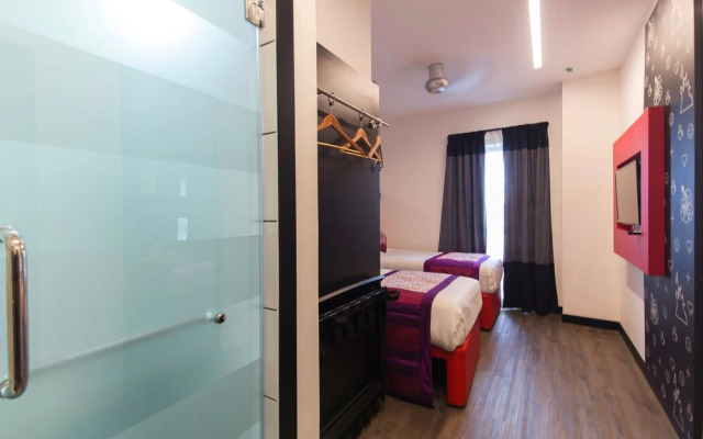 OYO 306 Tune Hotel