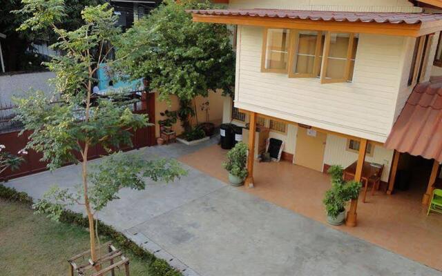 Baan Sathorn Backpacker Hostel Бангкок вид на фасад