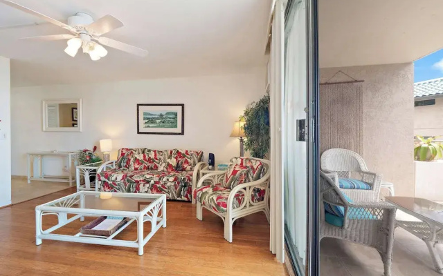Kona Reef F2 Charming Oceanfront Condo for 4!