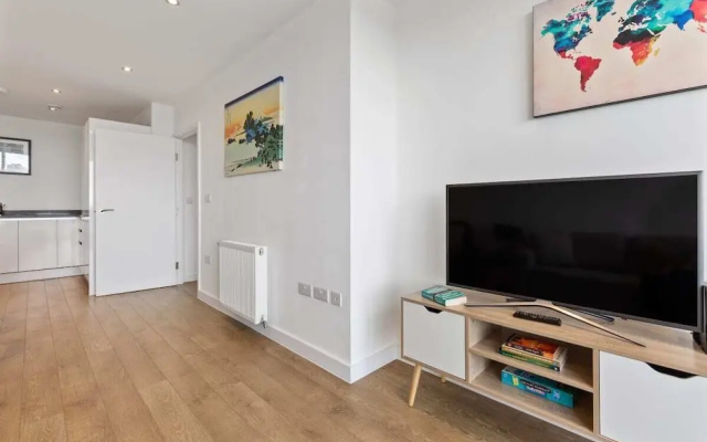 Modern 1bed W/balcony in Bromley, 7mins to Tube
