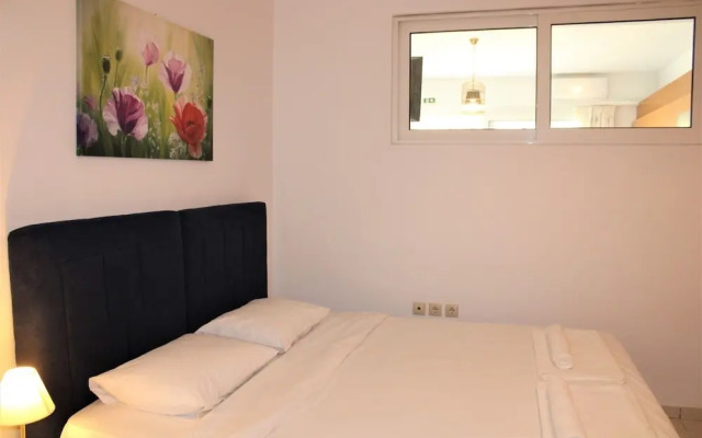 "kalamaki Plaza Apartments ''tzante''"
