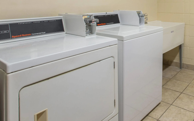 Days Inn & Suites by Wyndham Navarre - near Beaches/Hurlburt