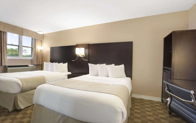 Days Inn & Suites by Wyndham North Bay Downtown