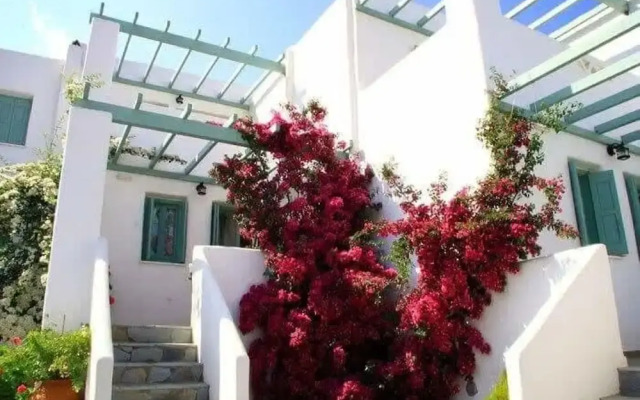 Skyros Luxury Poolside Getaway