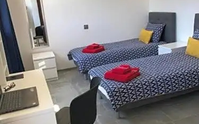 Debbies Crew House