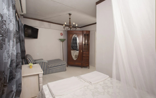 Iola Hotel
