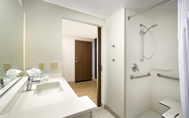 Holiday Inn Express & Suites Altoona by IHG