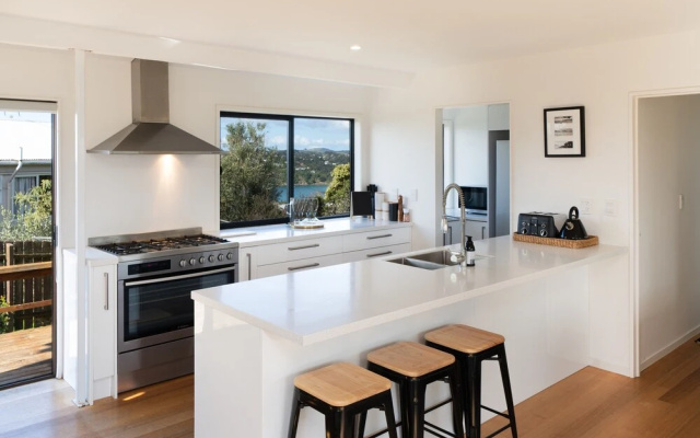 Newly renovated Oneroa beach view house