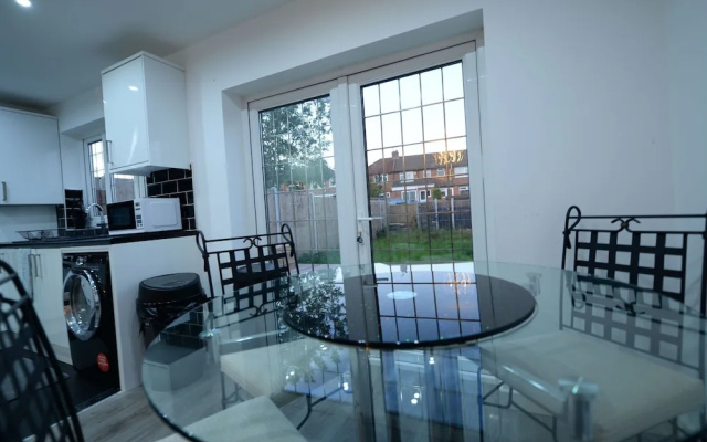 Alluring Holiday Home in Coventry With Garden